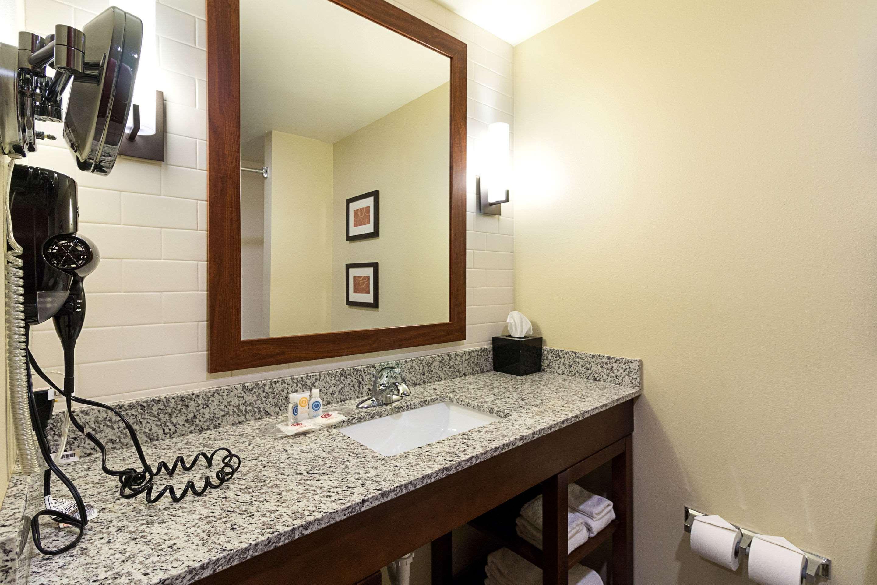 Comfort Suites & Conference Center Worthington Экстерьер фото