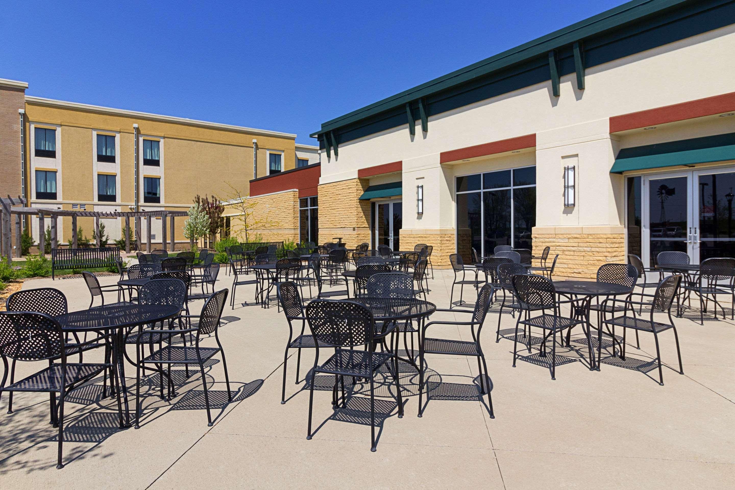 Comfort Suites & Conference Center Worthington Экстерьер фото