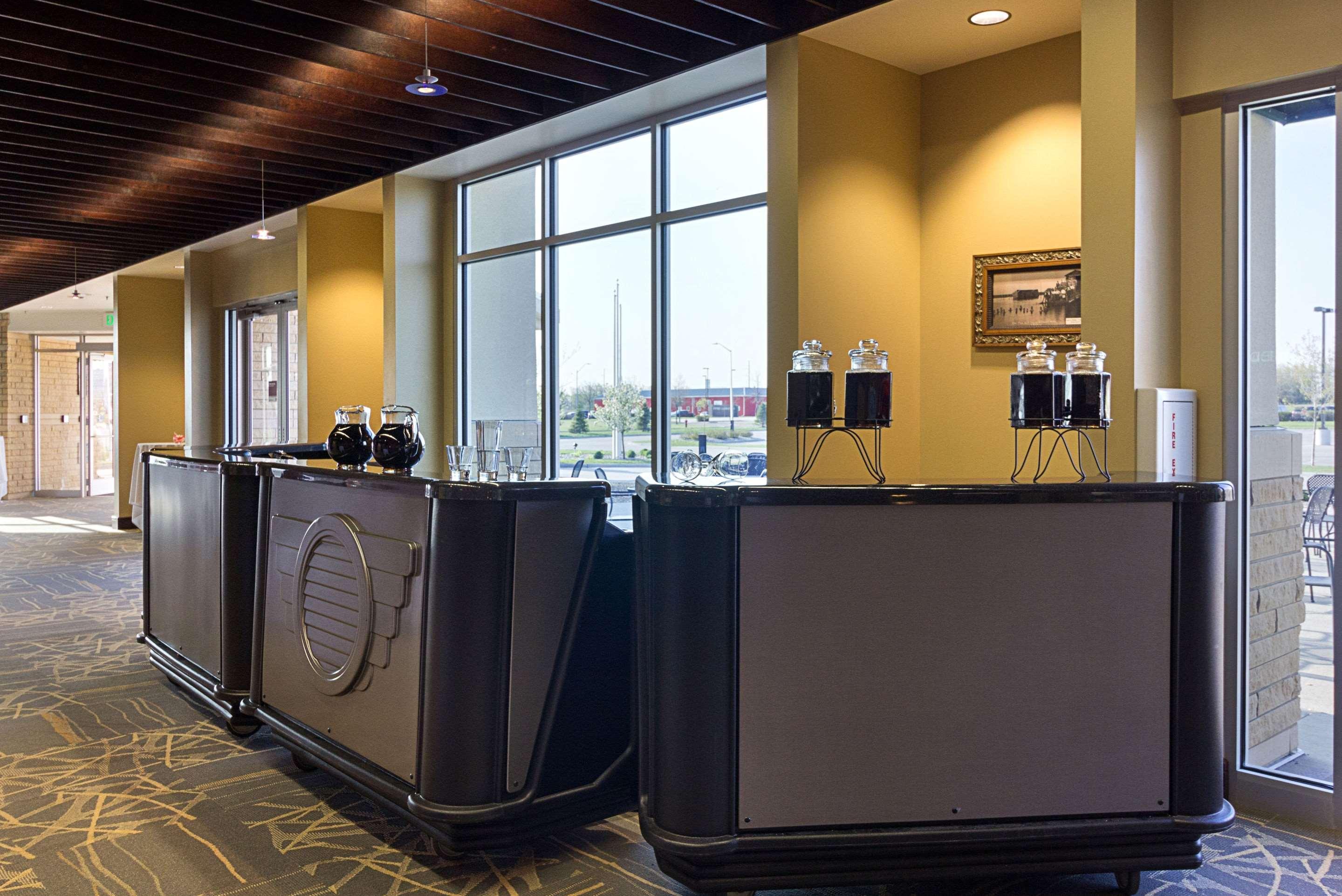 Comfort Suites & Conference Center Worthington Экстерьер фото