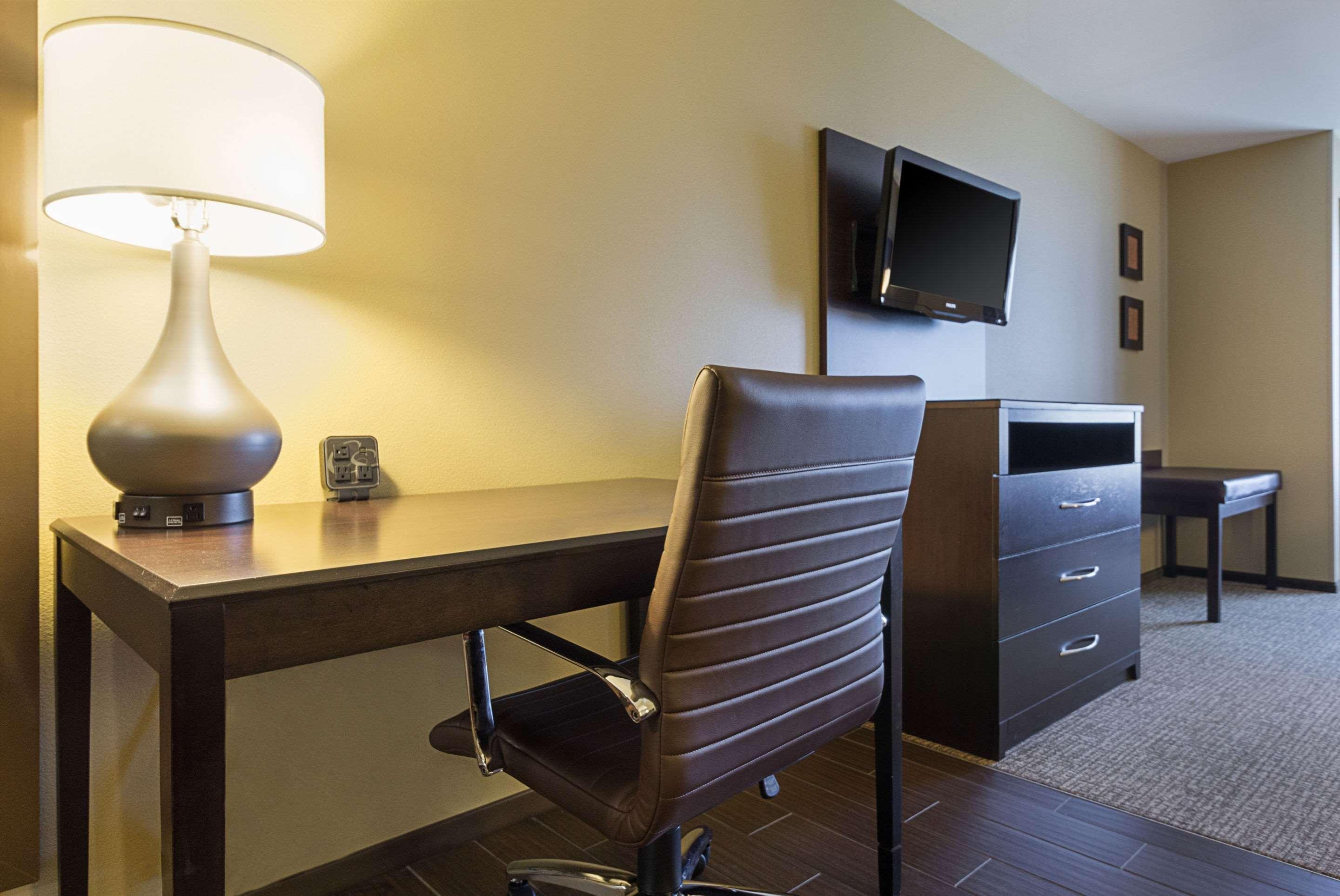 Comfort Suites & Conference Center Worthington Экстерьер фото