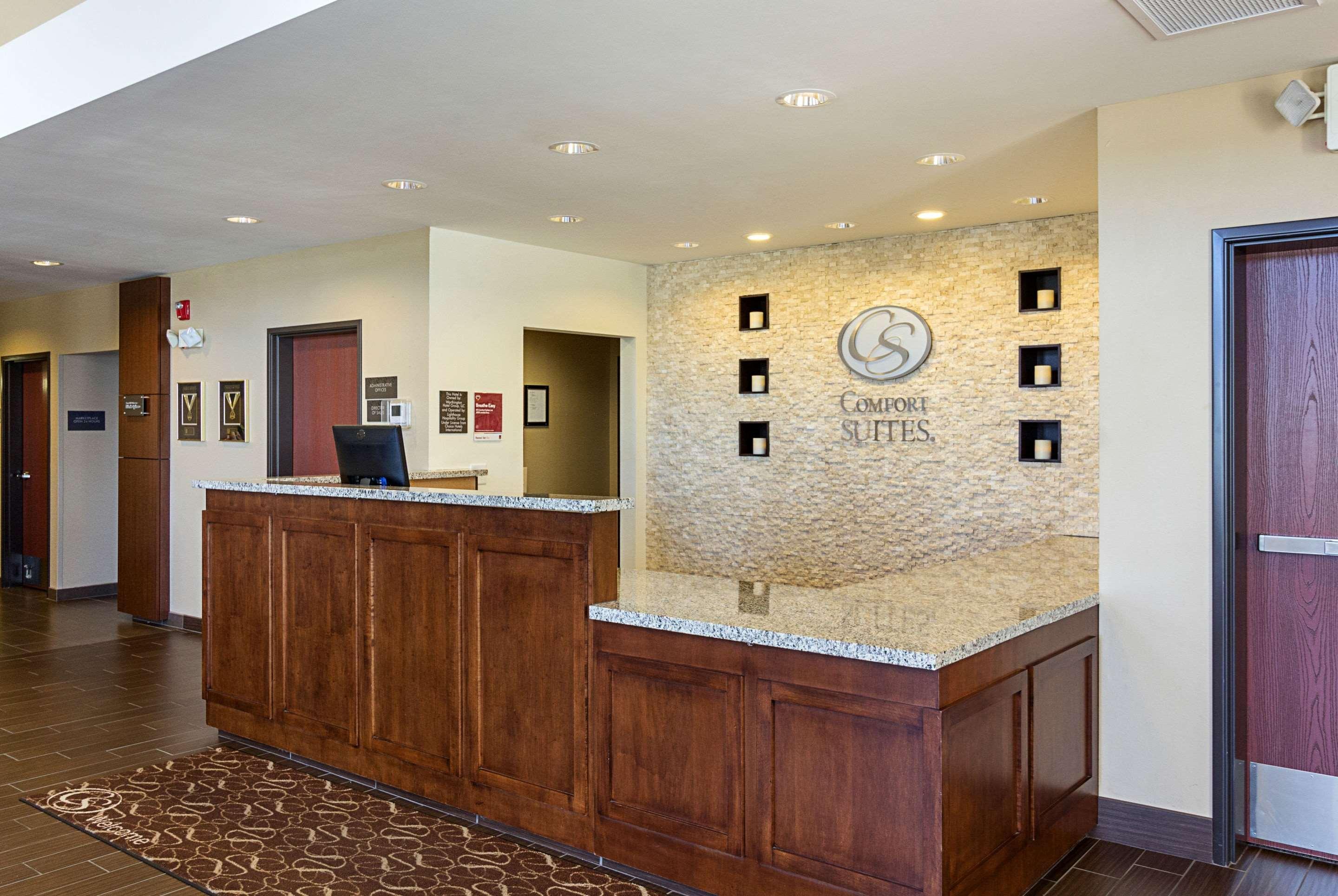 Comfort Suites & Conference Center Worthington Экстерьер фото