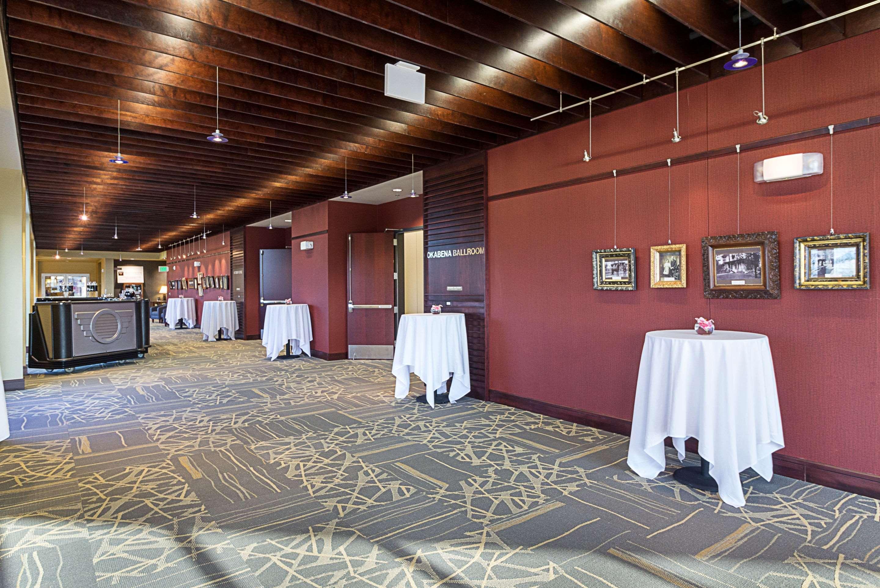 Comfort Suites & Conference Center Worthington Экстерьер фото