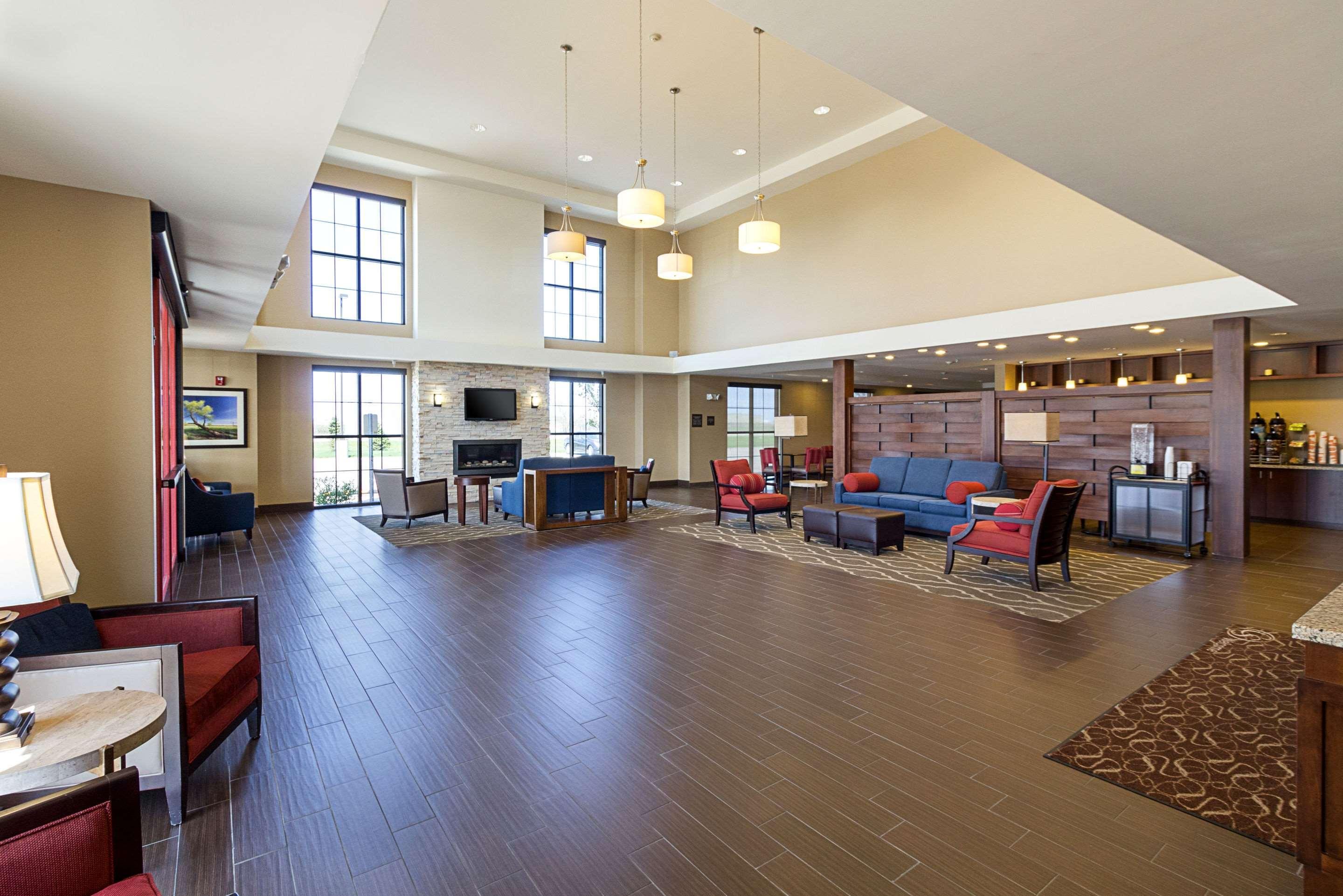 Comfort Suites & Conference Center Worthington Экстерьер фото