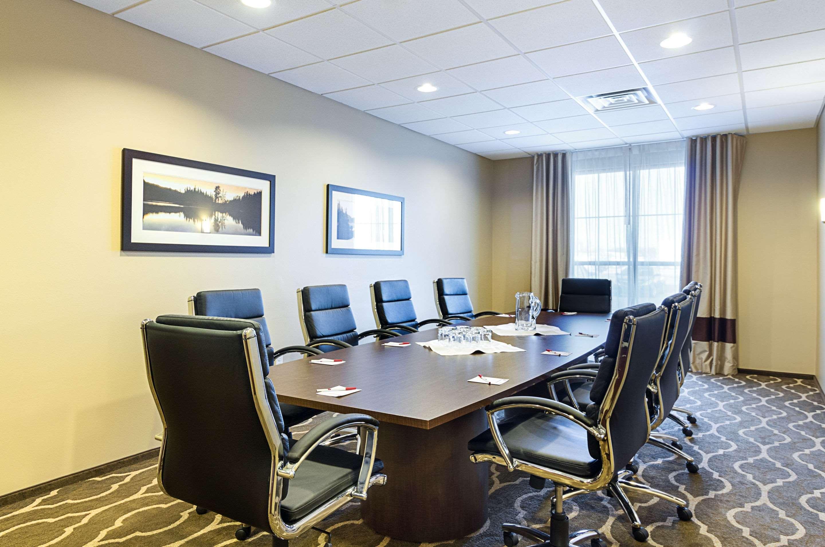 Comfort Suites & Conference Center Worthington Экстерьер фото