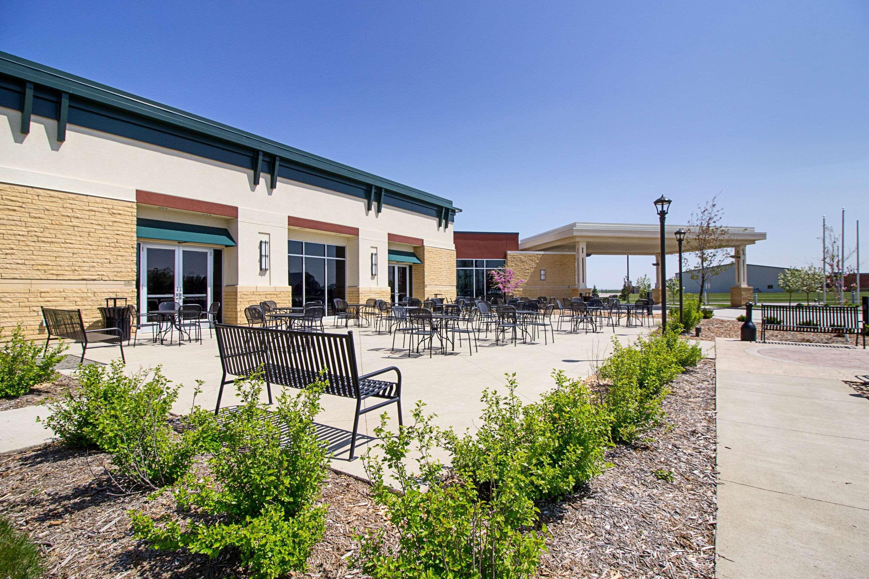 Comfort Suites & Conference Center Worthington Экстерьер фото