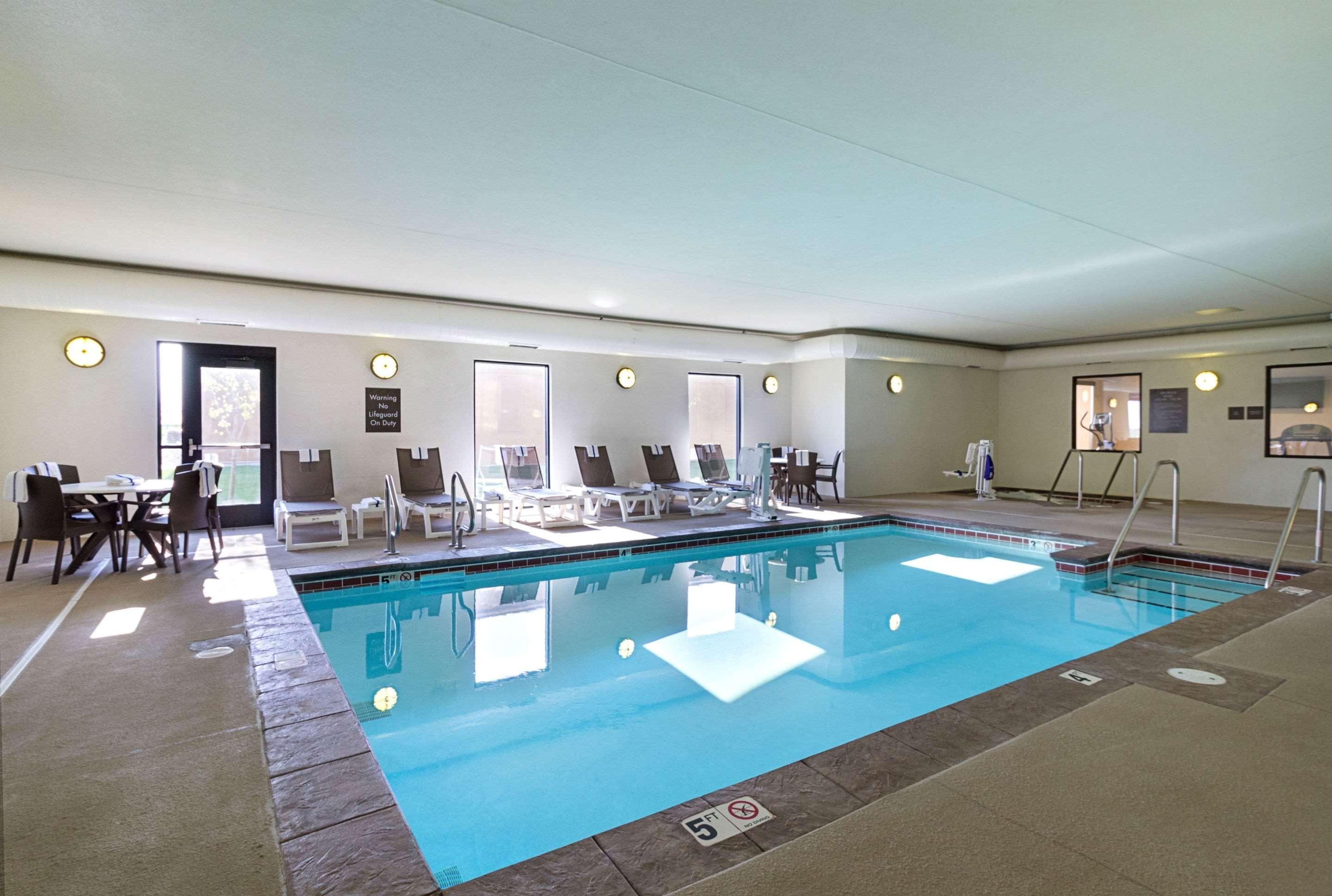 Comfort Suites & Conference Center Worthington Экстерьер фото