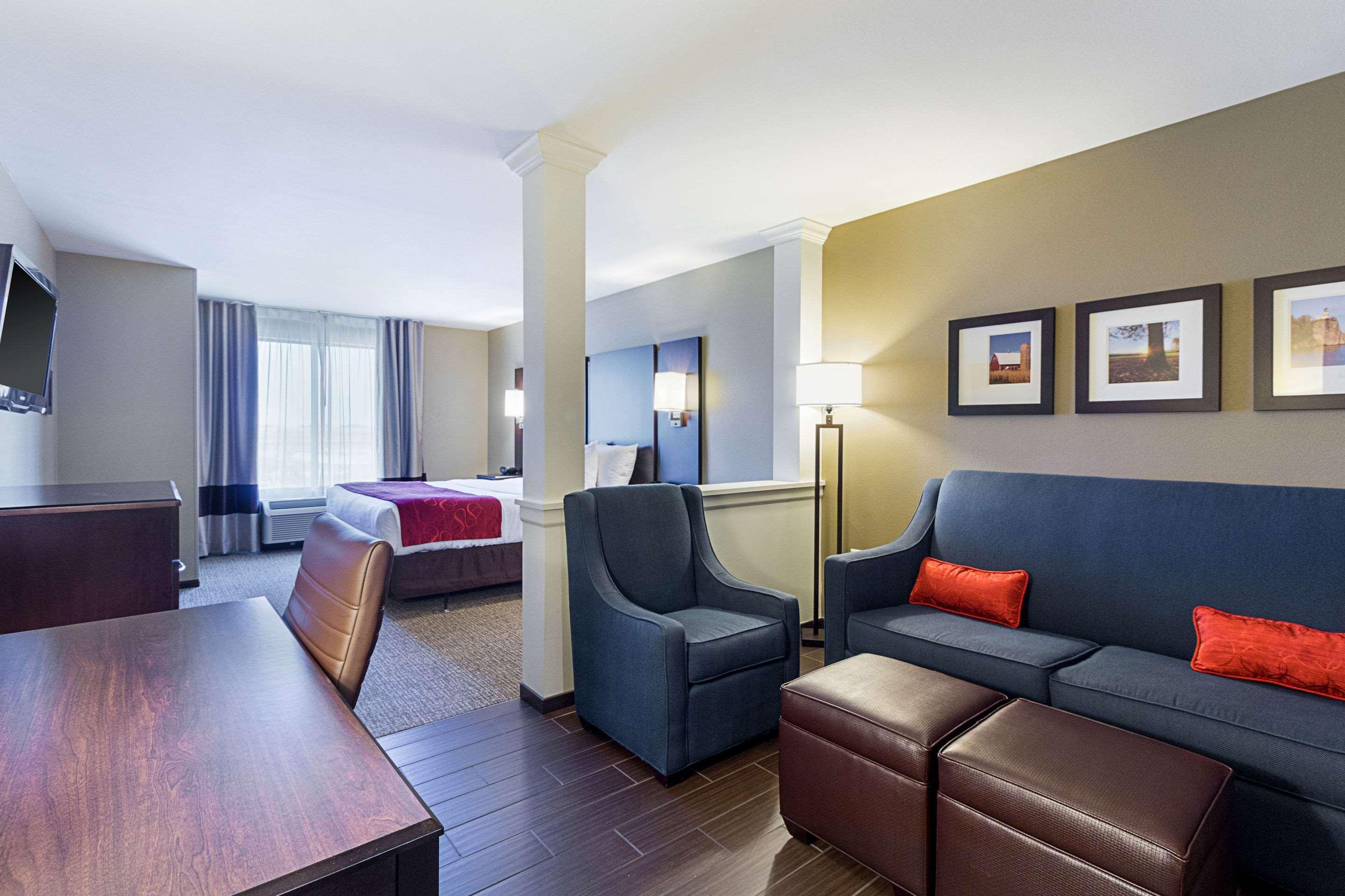 Comfort Suites & Conference Center Worthington Экстерьер фото