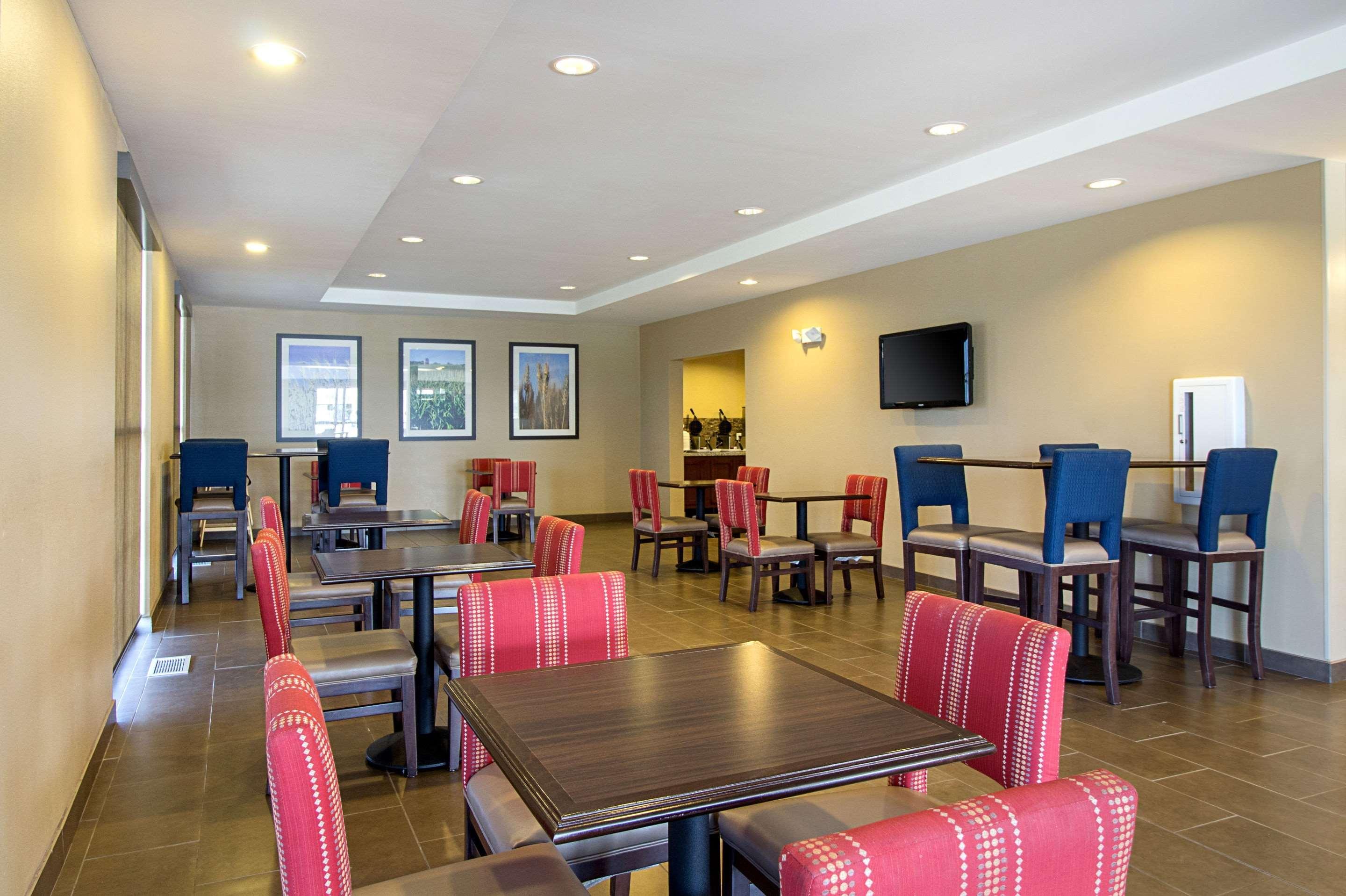Comfort Suites & Conference Center Worthington Экстерьер фото