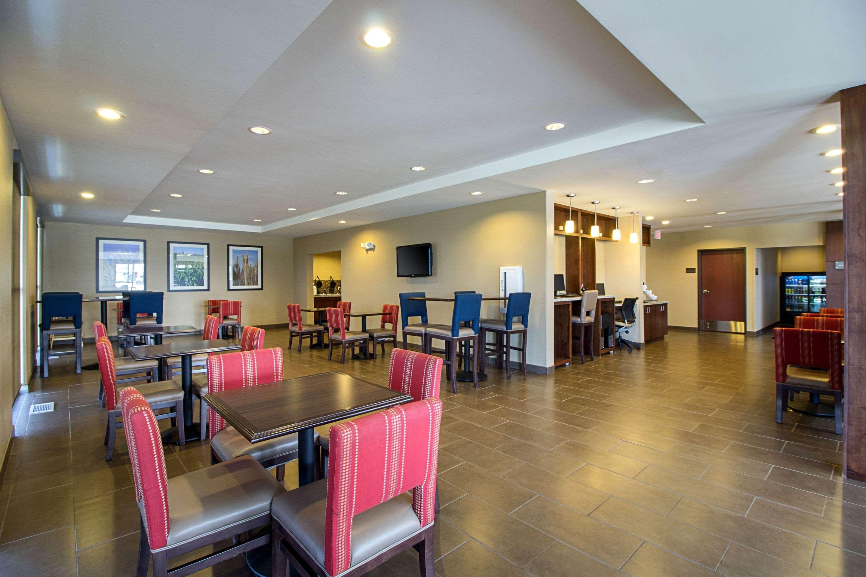 Comfort Suites & Conference Center Worthington Экстерьер фото