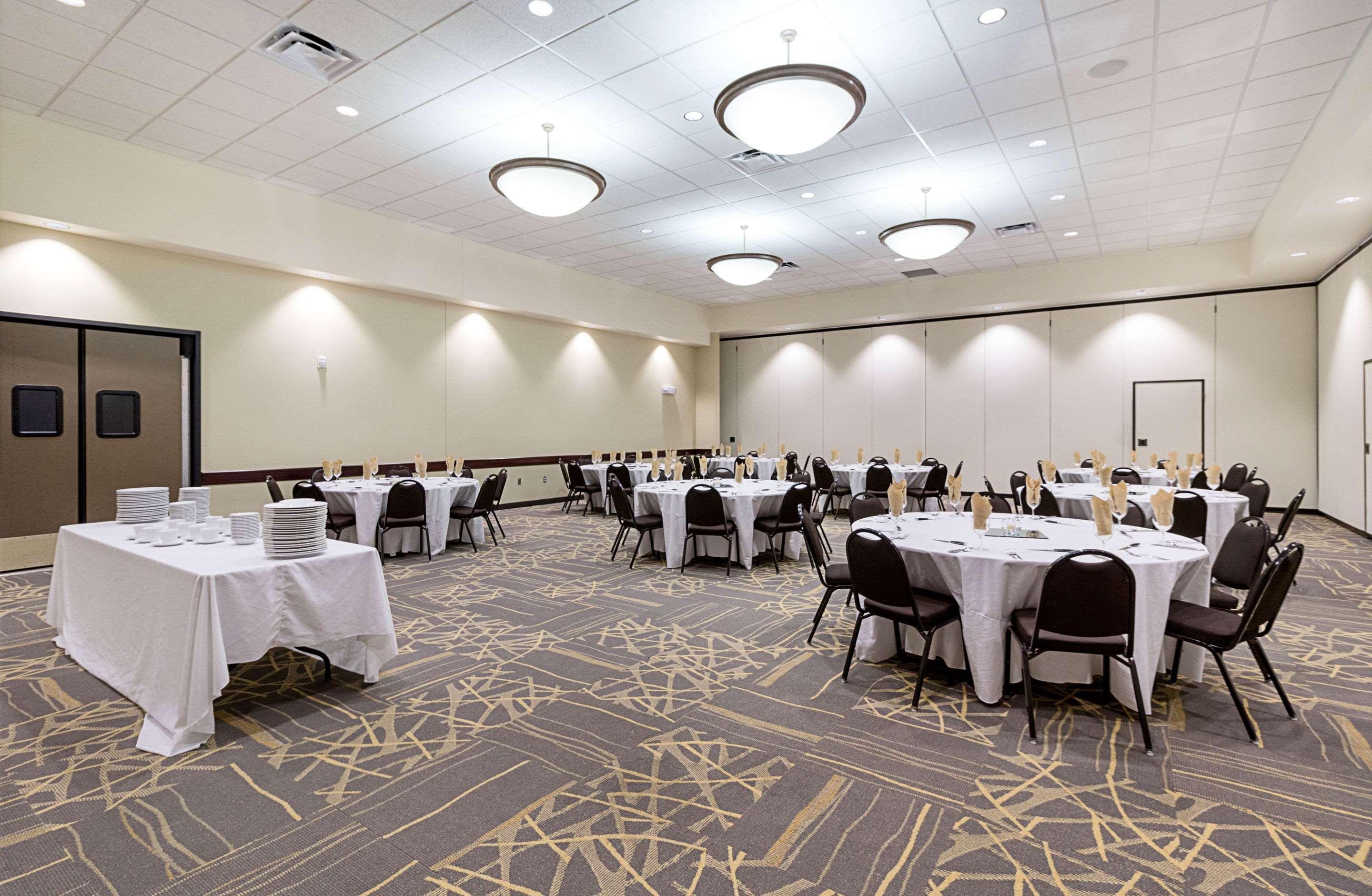 Comfort Suites & Conference Center Worthington Экстерьер фото